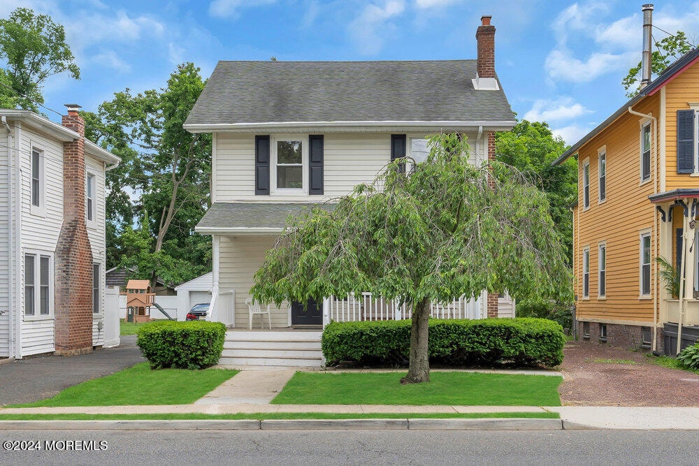 view of front of property with a front lawn