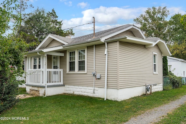 view of side of property with a lawn