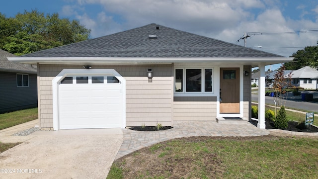 view of front facade featuring a front yard and a garage