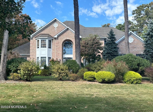 front facade featuring a front yard