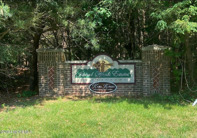 community sign featuring a lawn