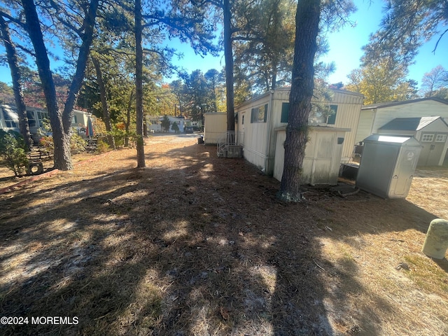 view of yard featuring a shed