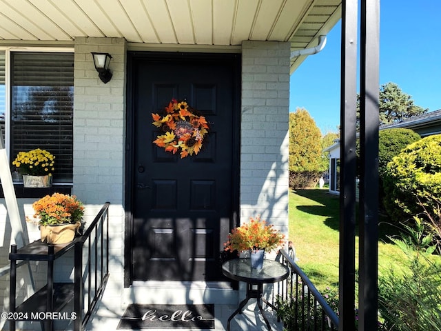 property entrance featuring a lawn