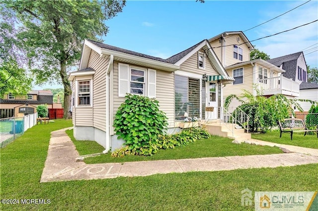 view of front of home featuring a front lawn