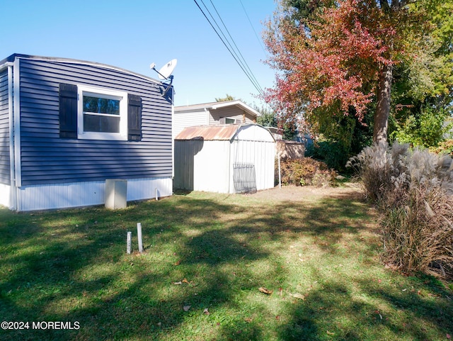 view of yard featuring a shed