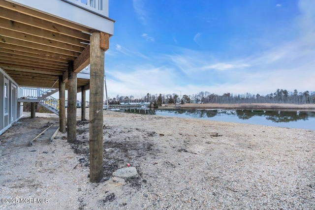 view of yard featuring a water view