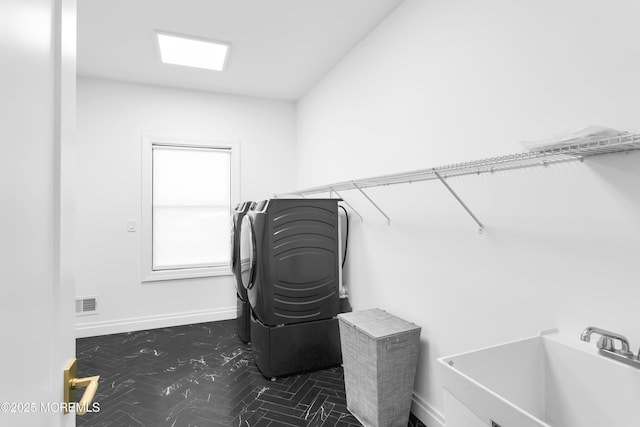 laundry room with sink and washer / clothes dryer