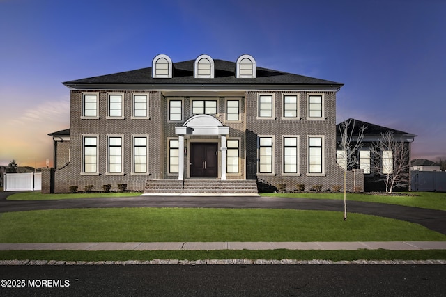 view of front of property featuring a lawn