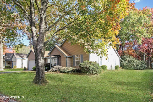 view of front of home featuring a front yard and a garage