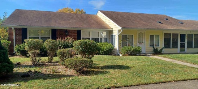 view of front facade featuring a front yard