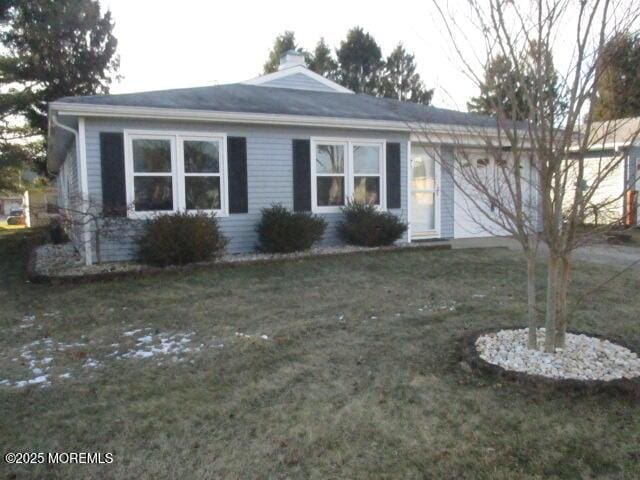 view of front of property featuring a front yard