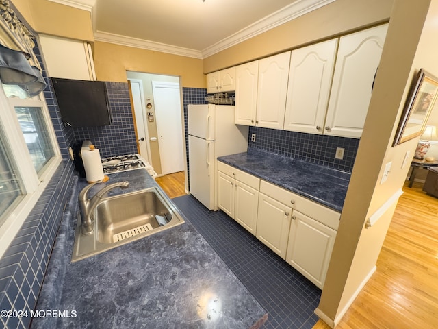 kitchen featuring white appliances, light hardwood / wood-style flooring, crown molding, and sink