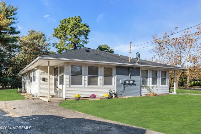 view of front facade with a front yard