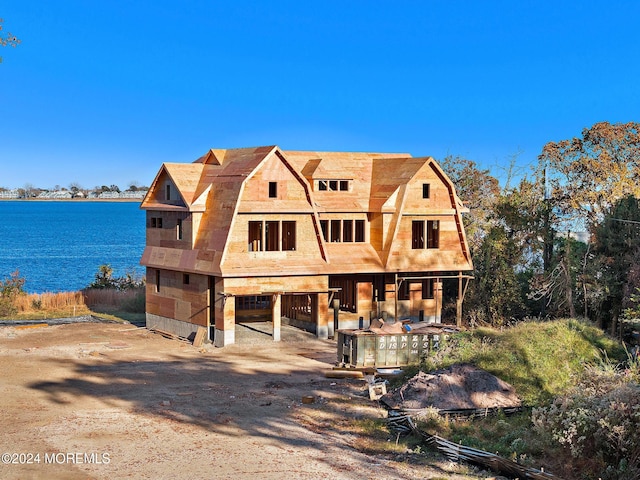 view of front of property featuring a water view