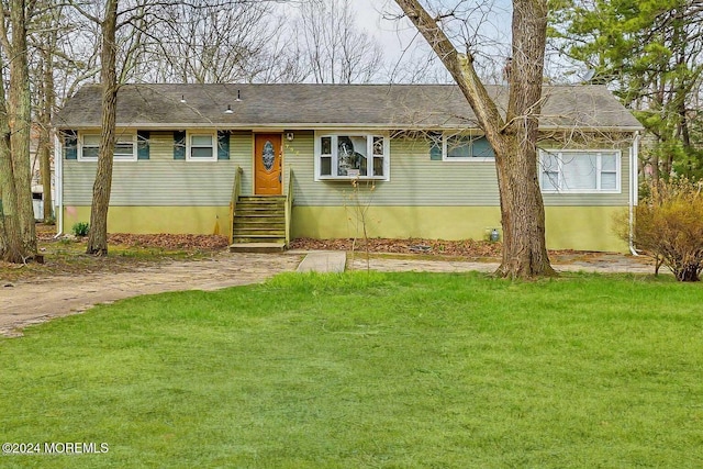 view of front of property featuring a front lawn