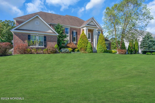 view of front of property featuring a front lawn