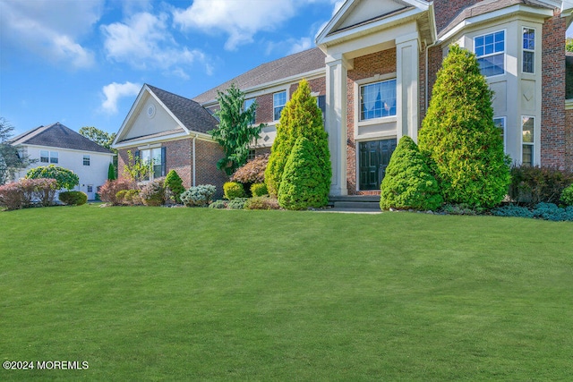 view of front facade featuring a front yard