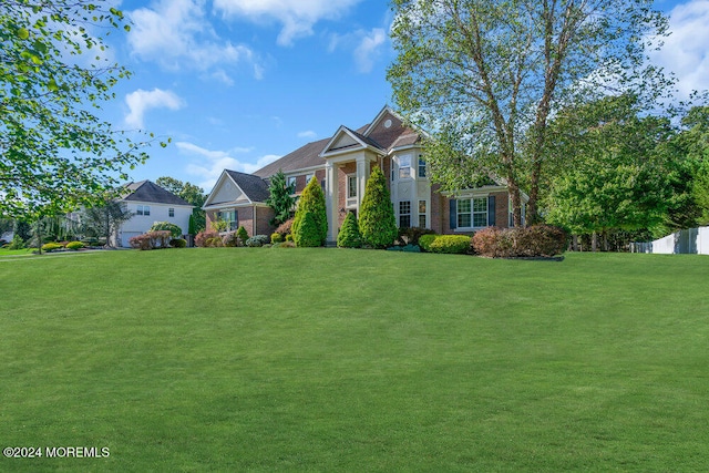 view of front of property featuring a front yard