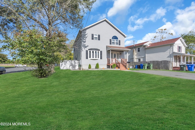 front facade featuring a front yard and covered porch