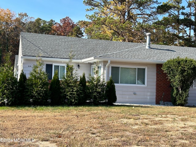 ranch-style home featuring a front lawn