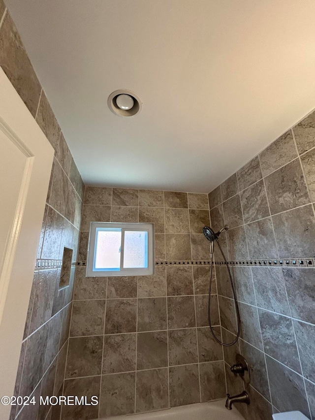 bathroom with tiled shower / bath combo