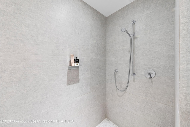 bathroom featuring a tile shower