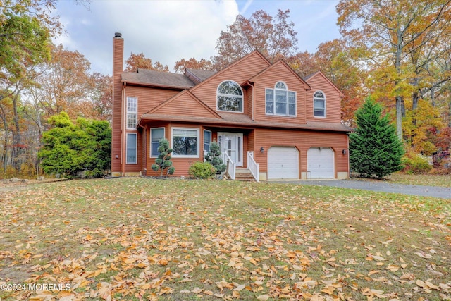 view of front property featuring a front lawn and a garage