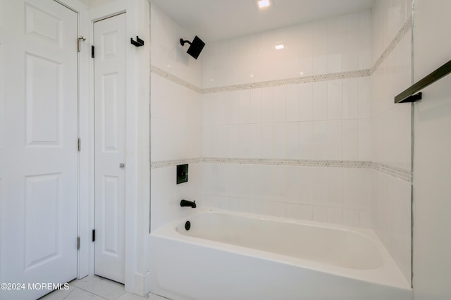 bathroom with tiled shower / bath combo