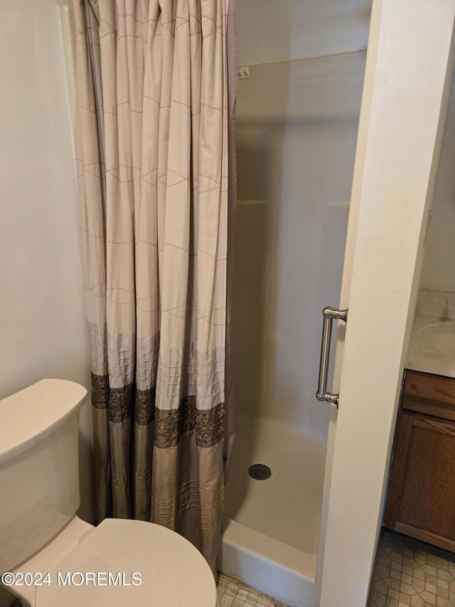 813 Beechmont St, Toms River, NJ 08757 - full bath featuring toilet, a shower with curtain, and vanity
