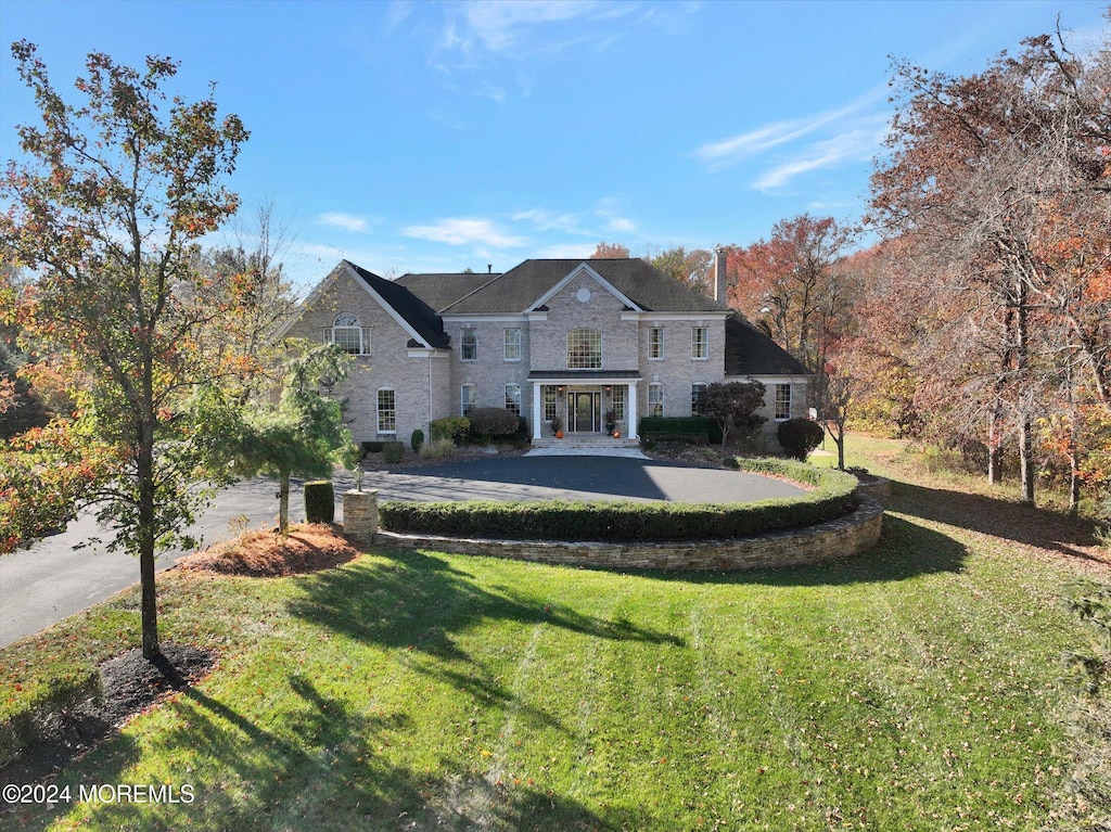 view of front of property featuring a front yard