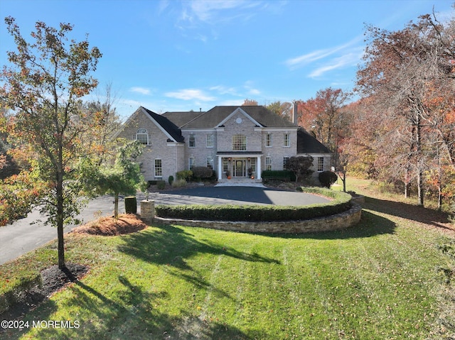 view of front of property featuring a front yard