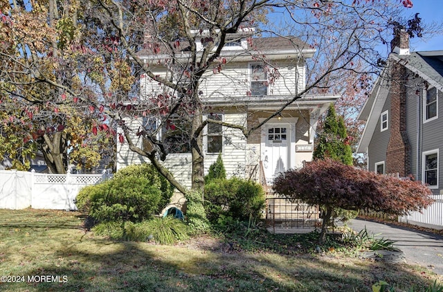 view of front facade with a front lawn