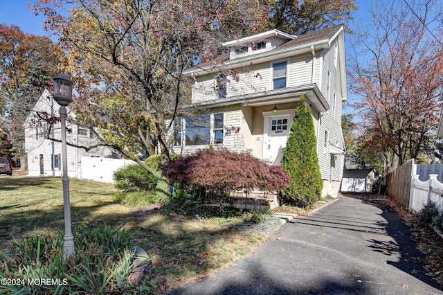 front facade featuring a front lawn