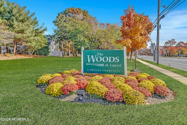 community sign with a yard