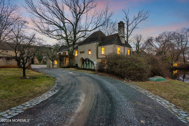 view of front of home featuring a lawn