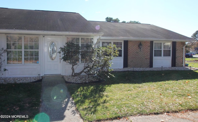 single story home with a front lawn