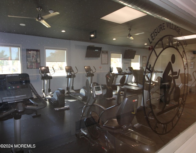 exercise room with ceiling fan