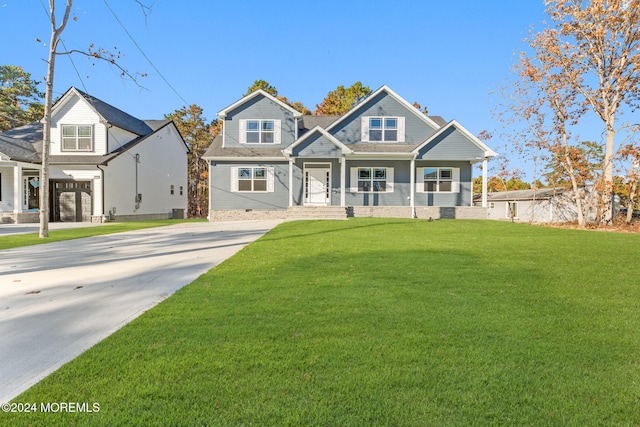 craftsman inspired home featuring a front yard