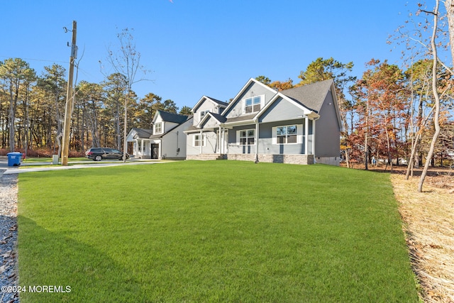 craftsman house featuring a front lawn