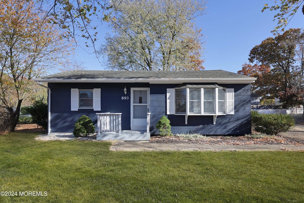 view of front of house with a front lawn