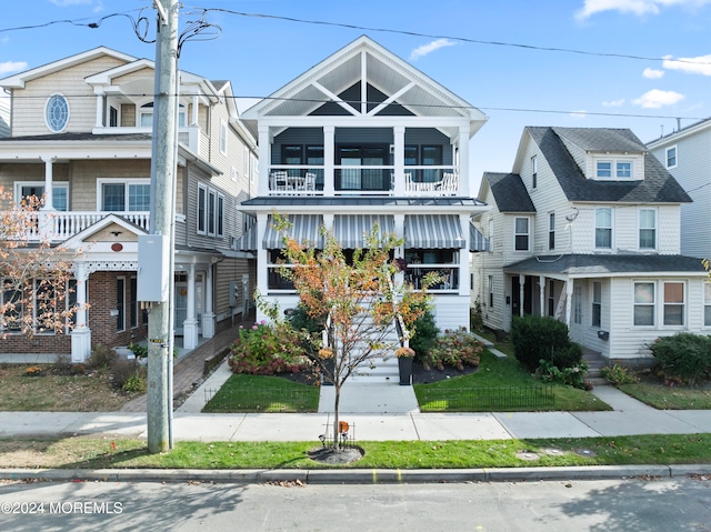 view of front of property featuring a balcony