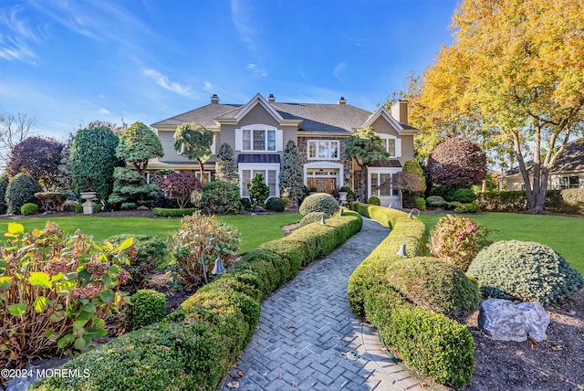 view of front of property with a front yard