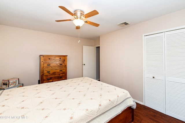 bedroom with hardwood / wood-style flooring, ceiling fan, and a closet