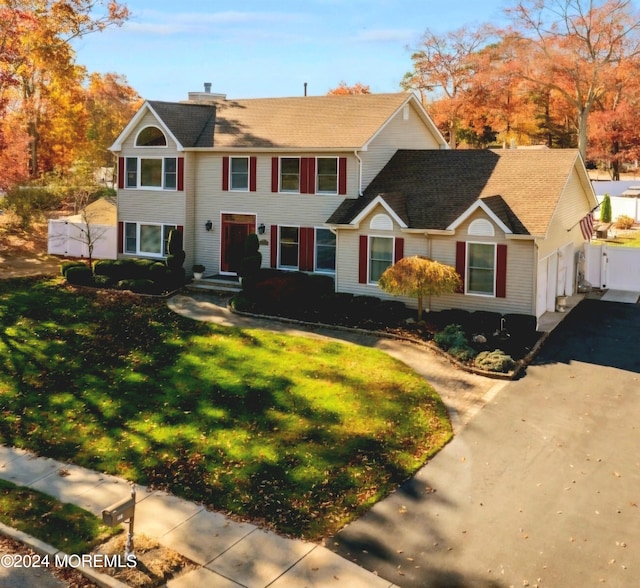 view of front of house featuring a front lawn