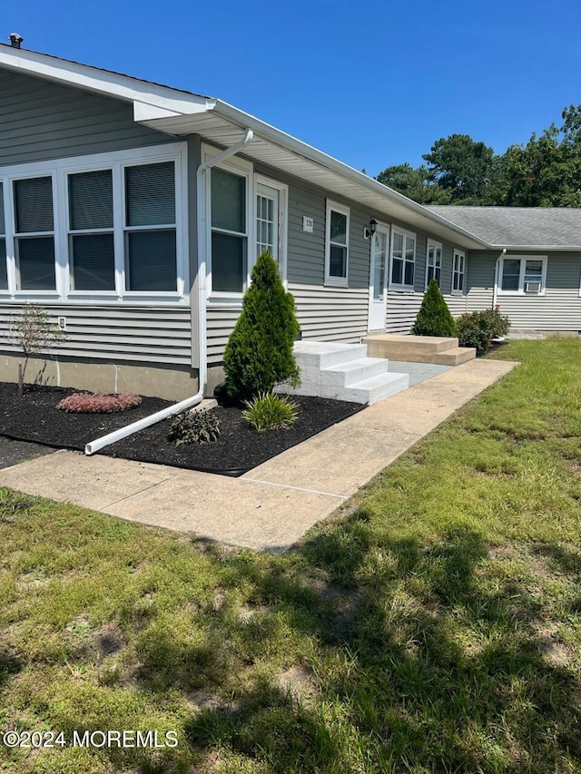 view of front of home featuring a front yard