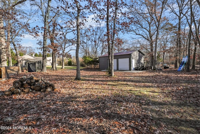 view of yard featuring an outbuilding and a garage