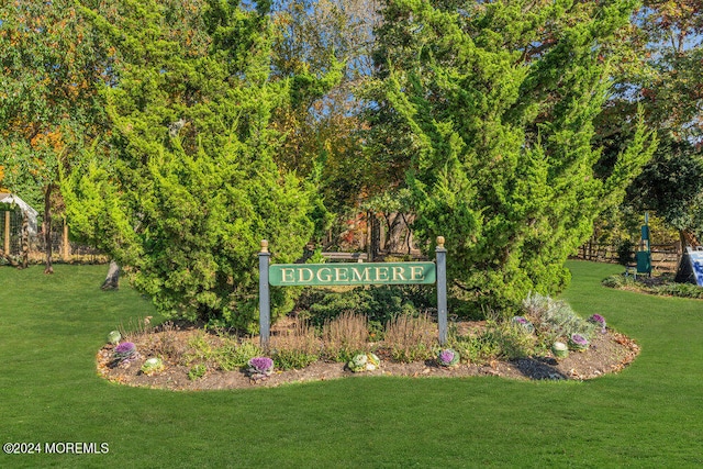 community / neighborhood sign featuring a lawn