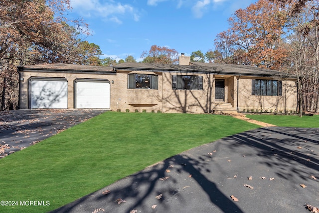 view of front of home featuring a garage and a front yard