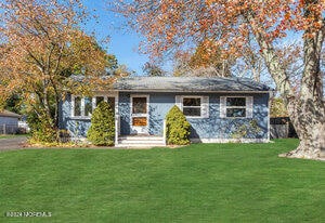 single story home featuring a front lawn