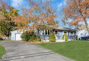 view of front of home featuring a front yard and a garage